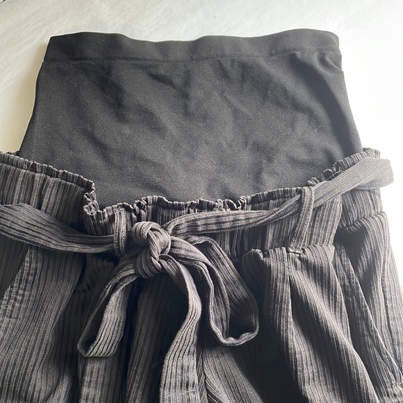 A:Glow Maternity Ribbed Shorts - Picture 2 of 5